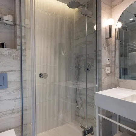 Des Carmes By Malone Hotel 4*