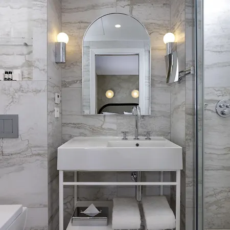 Des Carmes Hotel 4*